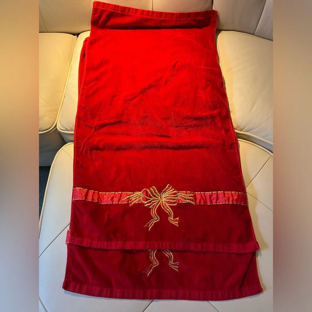 Briggs New York Vintage Vibrant Red and Gold Towels